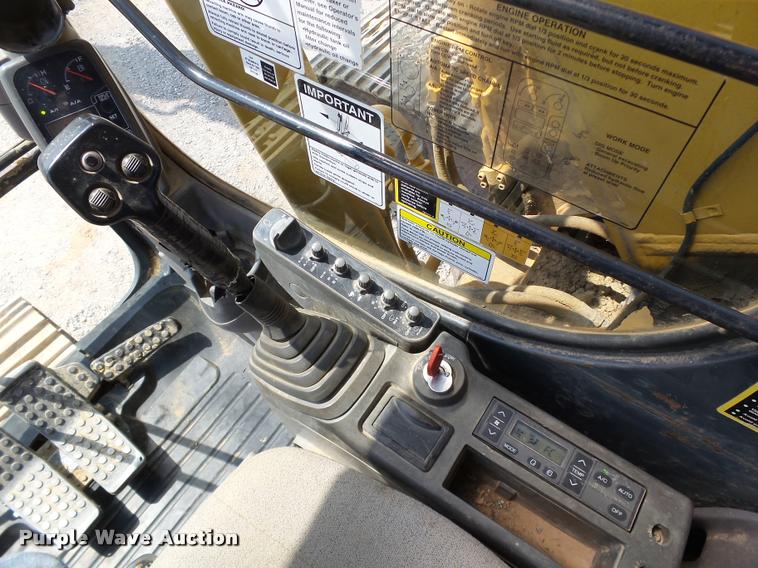 image for item L1925 2006 John Deere 200C LC excavator