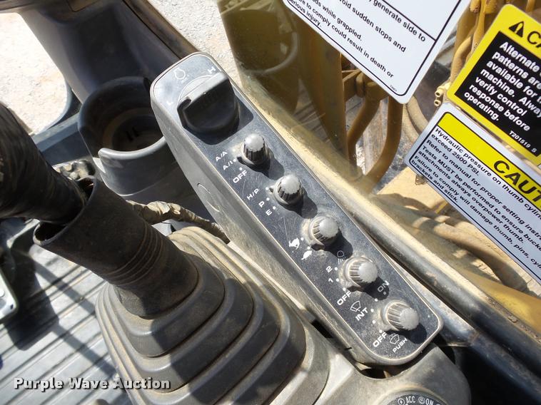 image for item L1925 2006 John Deere 200C LC excavator