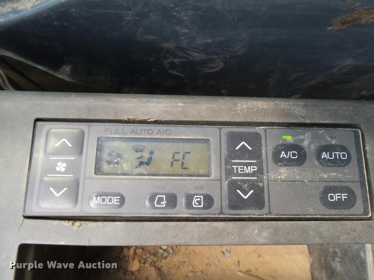 image for item L1925 2006 John Deere 200C LC excavator