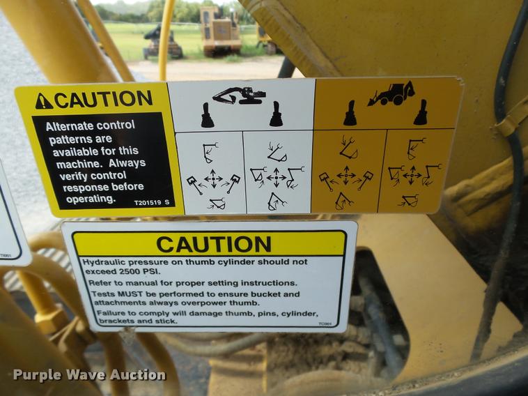 image for item L1925 2006 John Deere 200C LC excavator