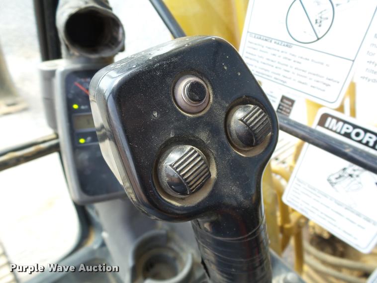 image for item L1925 2006 John Deere 200C LC excavator