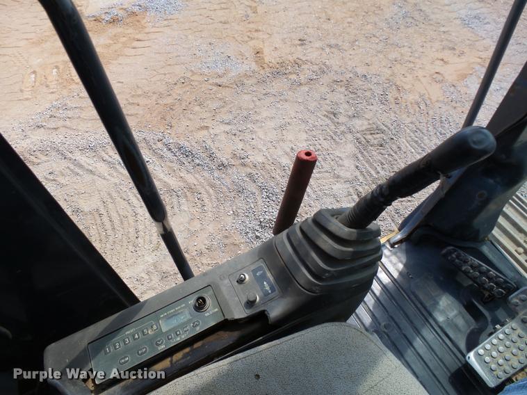 image for item L1925 2006 John Deere 200C LC excavator