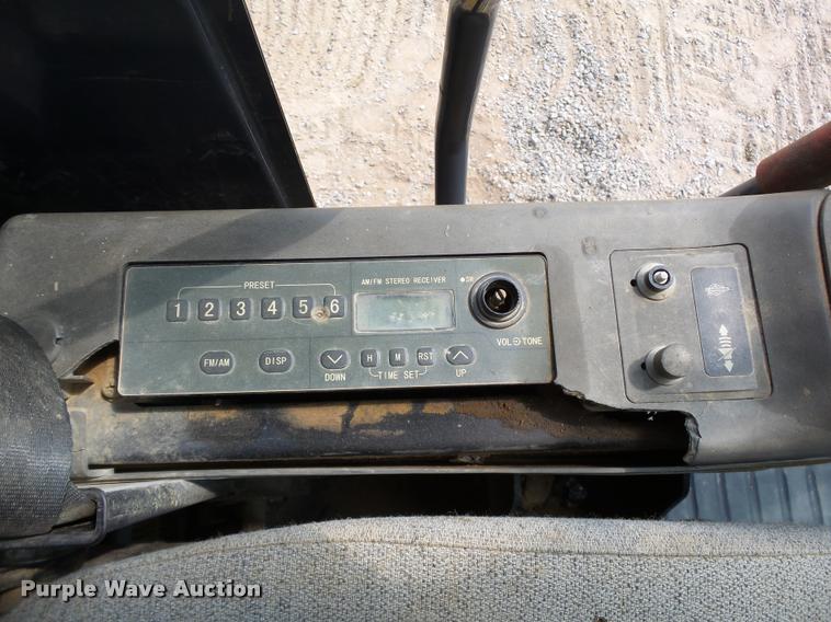 image for item L1925 2006 John Deere 200C LC excavator