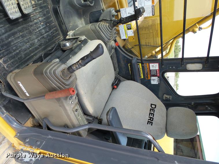 image for item L1925 2006 John Deere 200C LC excavator