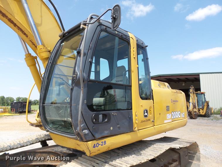 image for item L1925 2006 John Deere 200C LC excavator