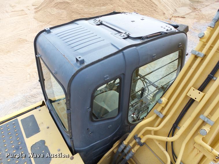 image for item L1925 2006 John Deere 200C LC excavator