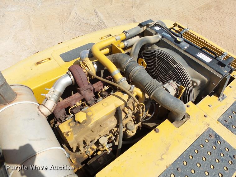 image for item L1925 2006 John Deere 200C LC excavator