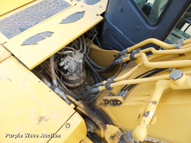 image for item L1925 2006 John Deere 200C LC excavator