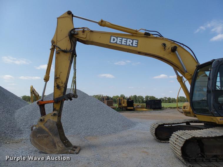 image for item L1925 2006 John Deere 200C LC excavator