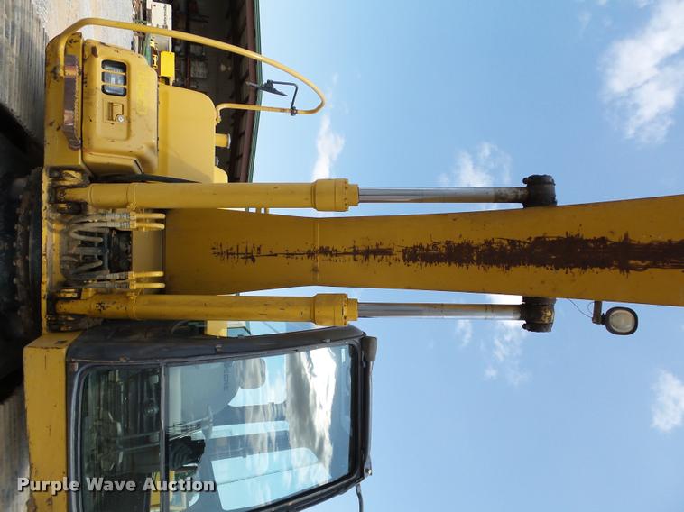 image for item L1925 2006 John Deere 200C LC excavator