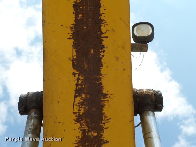 image for item L1925 2006 John Deere 200C LC excavator