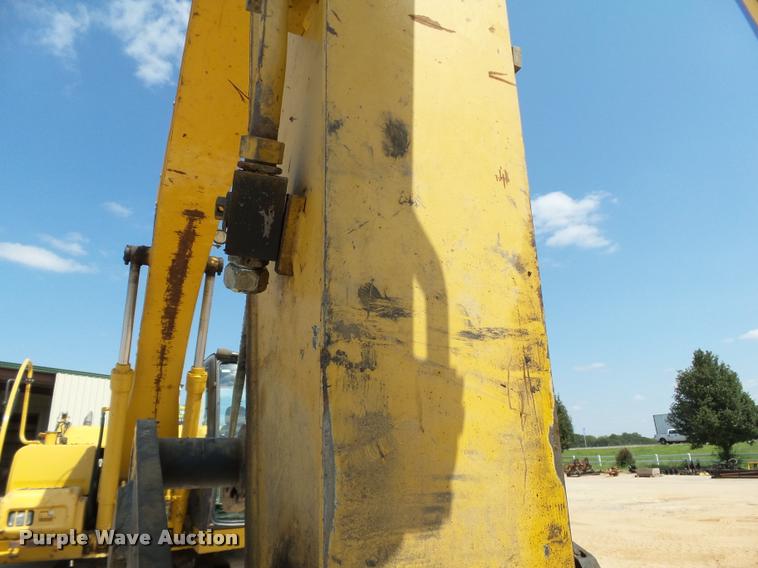 image for item L1925 2006 John Deere 200C LC excavator