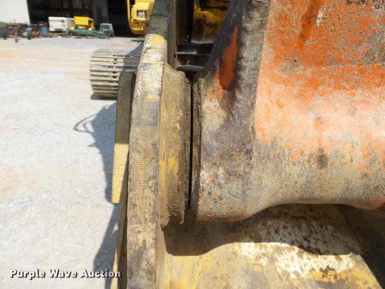 image for item L1925 2006 John Deere 200C LC excavator