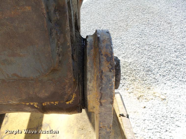 image for item L1925 2006 John Deere 200C LC excavator