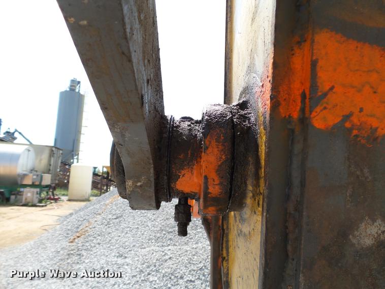 image for item L1925 2006 John Deere 200C LC excavator