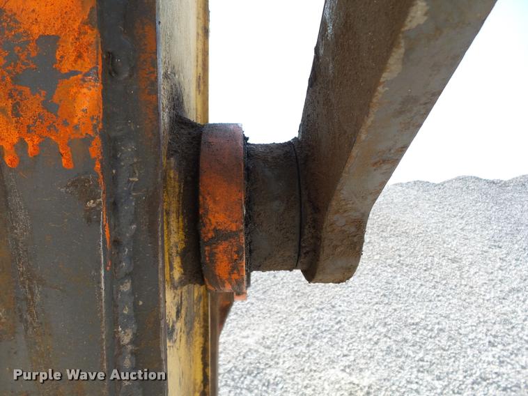 image for item L1925 2006 John Deere 200C LC excavator