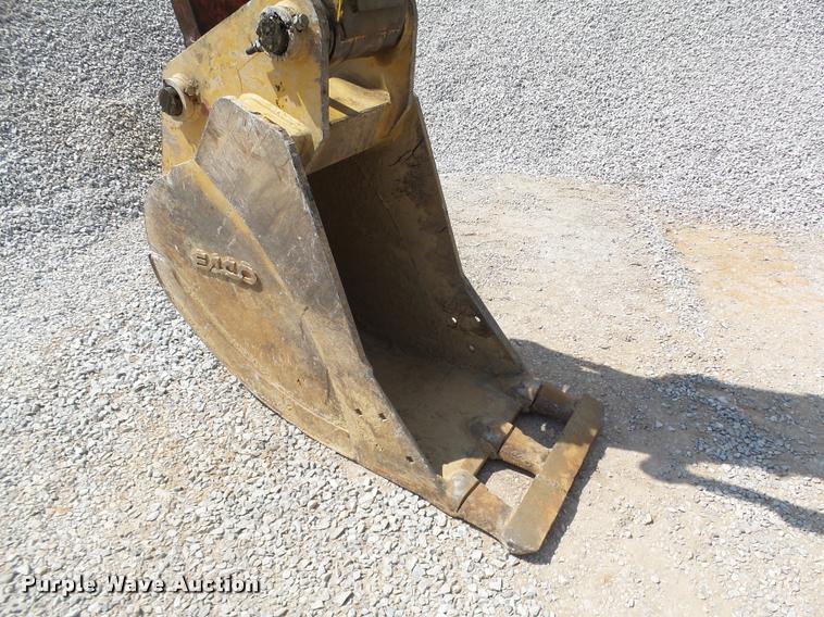 image for item L1925 2006 John Deere 200C LC excavator