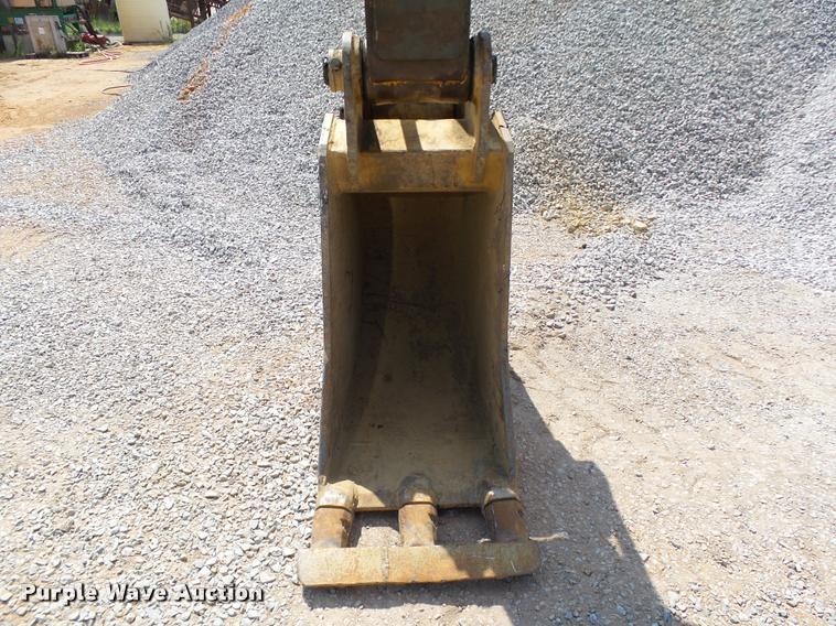 image for item L1925 2006 John Deere 200C LC excavator