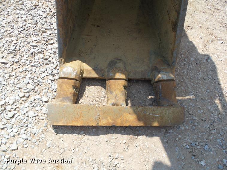 image for item L1925 2006 John Deere 200C LC excavator