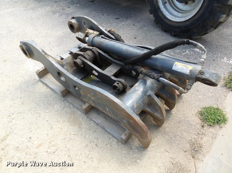 image for item L1925 2006 John Deere 200C LC excavator