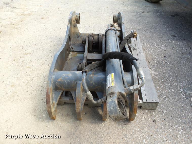 image for item L1925 2006 John Deere 200C LC excavator