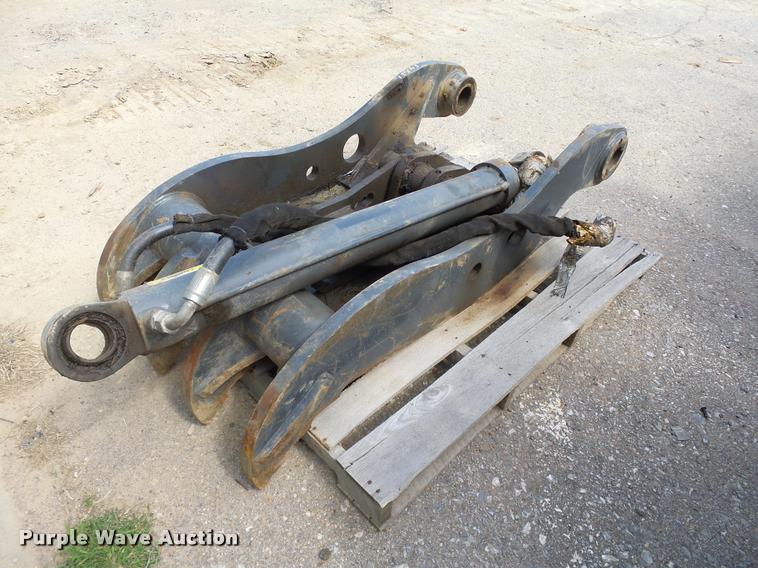 image for item L1925 2006 John Deere 200C LC excavator