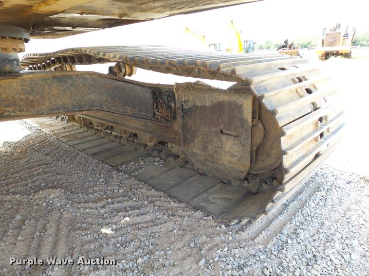 image for item L1925 2006 John Deere 200C LC excavator