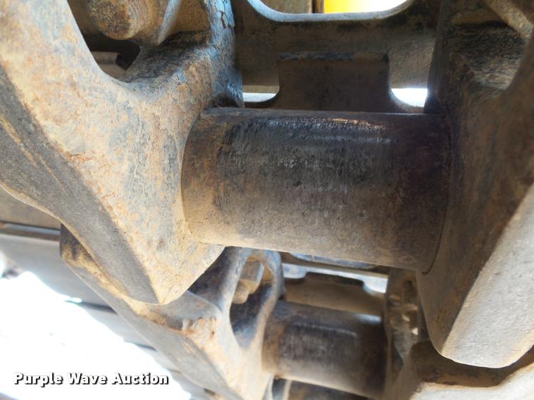 image for item L1925 2006 John Deere 200C LC excavator