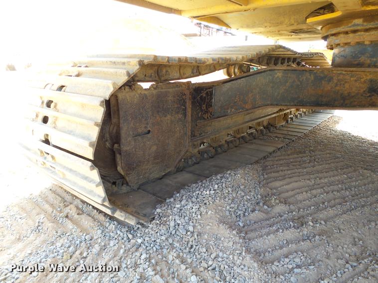 image for item L1925 2006 John Deere 200C LC excavator