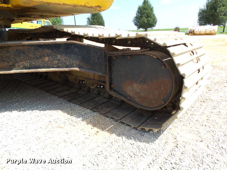 image for item L1925 2006 John Deere 200C LC excavator