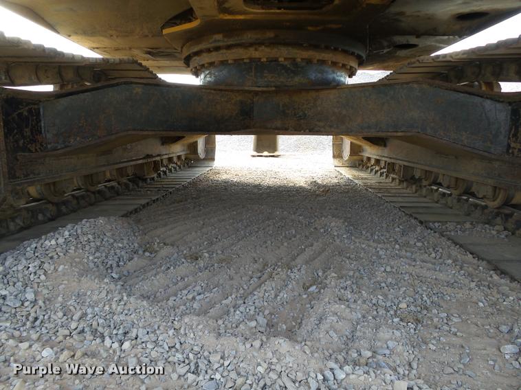 image for item L1925 2006 John Deere 200C LC excavator