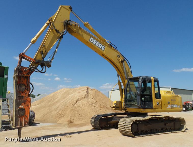 image for item L1925 2006 John Deere 200C LC excavator