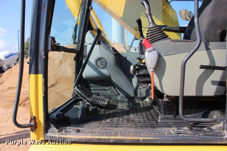 image for item L1926 2011 Komatsu PC200LC-8 excavator