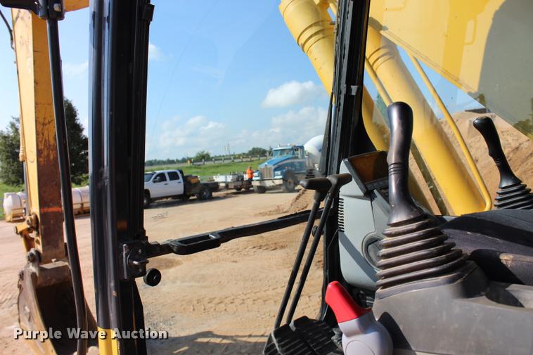 image for item L1926 2011 Komatsu PC200LC-8 excavator