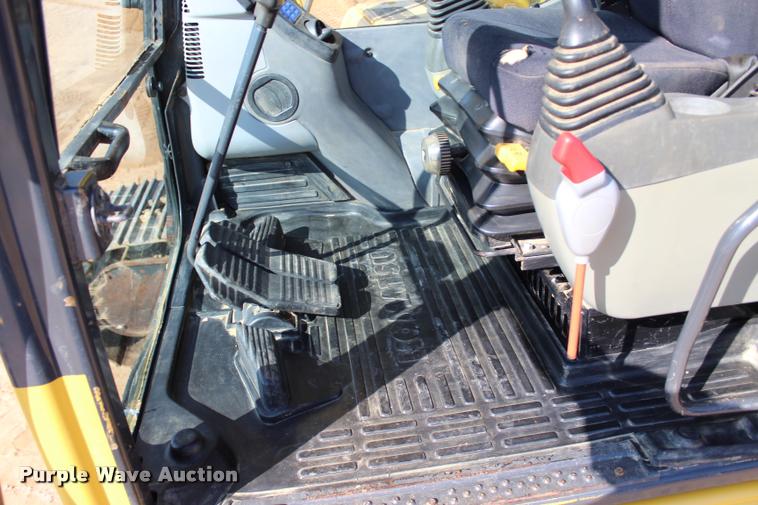 image for item L1926 2011 Komatsu PC200LC-8 excavator