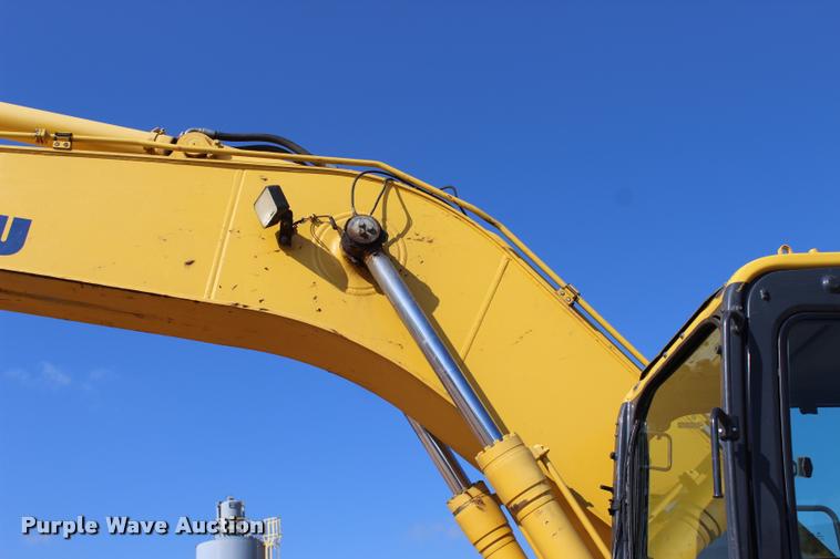 image for item L1926 2011 Komatsu PC200LC-8 excavator