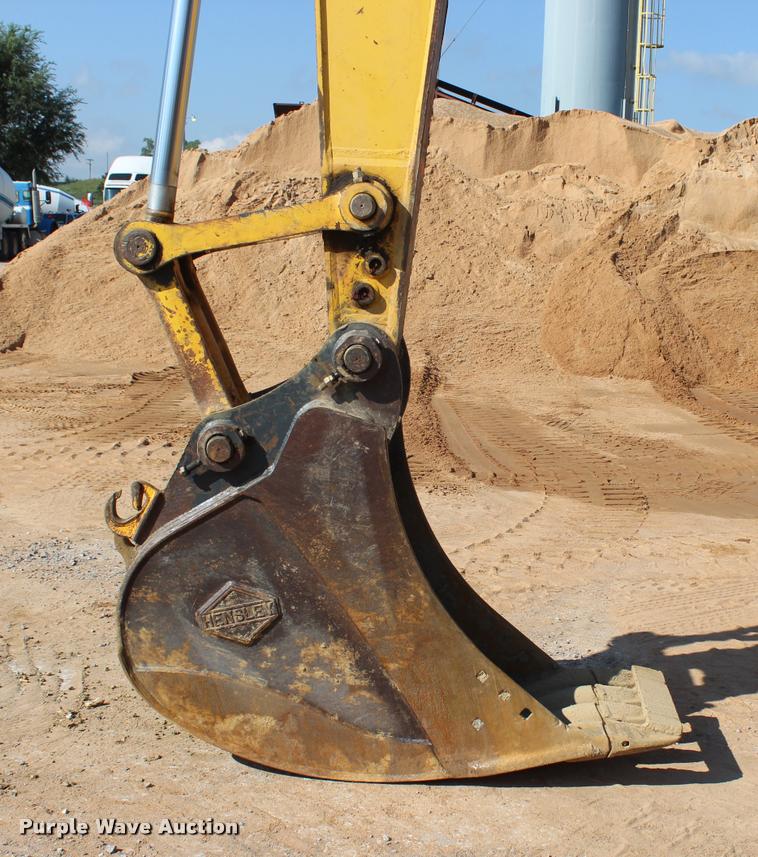 image for item L1926 2011 Komatsu PC200LC-8 excavator