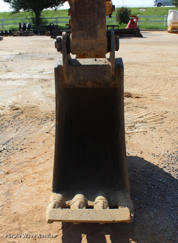 image for item L1926 2011 Komatsu PC200LC-8 excavator