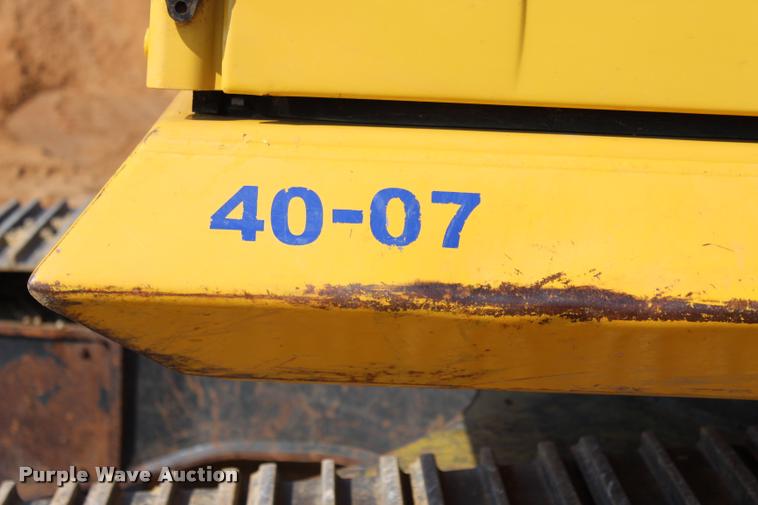 image for item L1926 2011 Komatsu PC200LC-8 excavator
