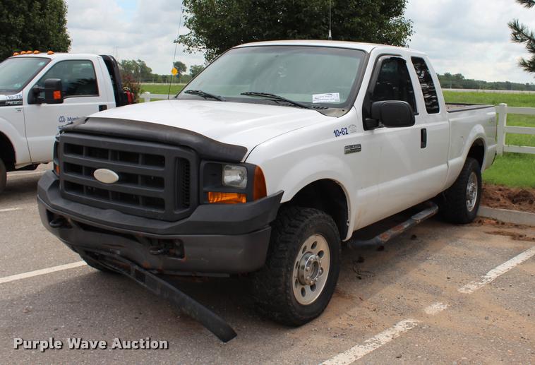 image for item L3215 2005 Ford F250 Super Duty XL SuperCab pickup truck
