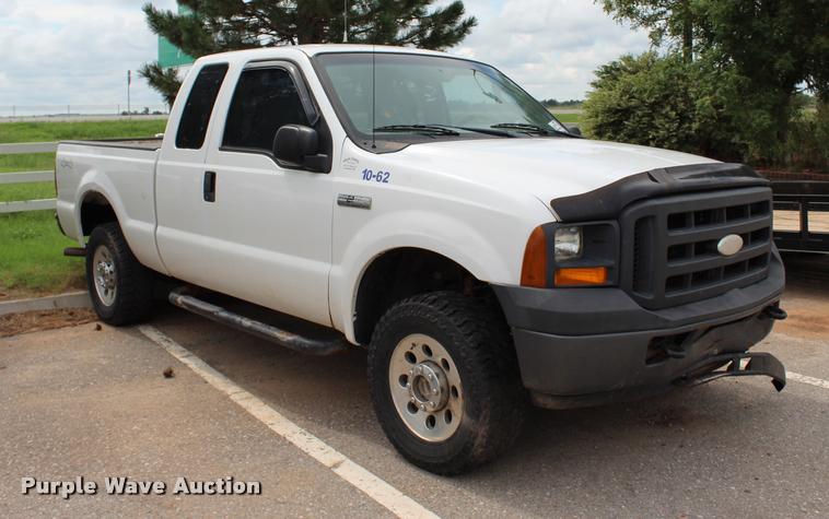 image for item L3215 2005 Ford F250 Super Duty XL SuperCab pickup truck