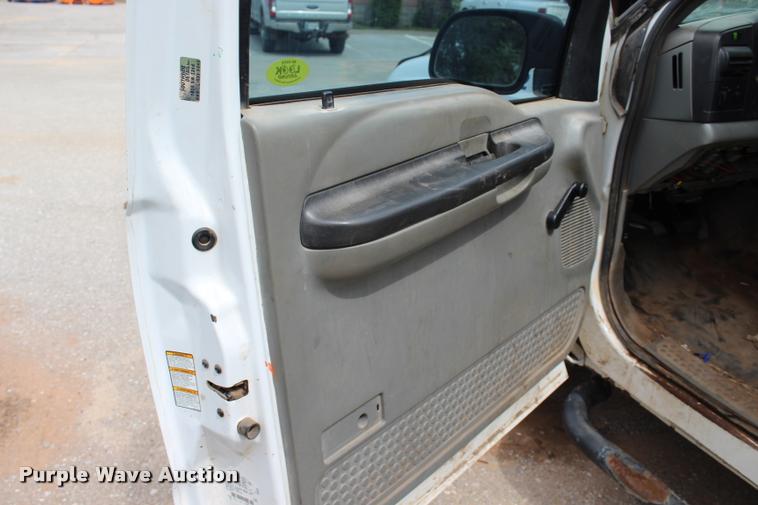 image for item L3215 2005 Ford F250 Super Duty XL SuperCab pickup truck