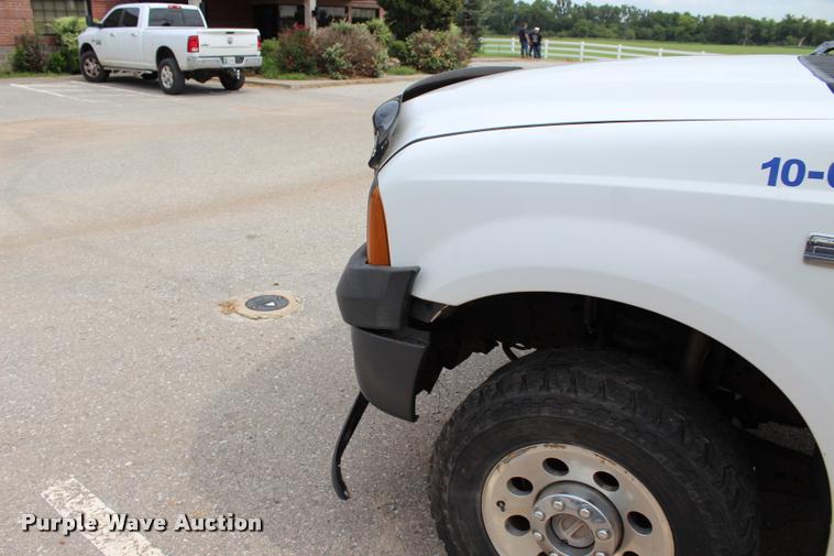 image for item L3215 2005 Ford F250 Super Duty XL SuperCab pickup truck