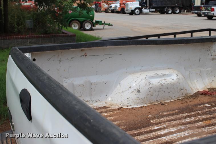 image for item L3215 2005 Ford F250 Super Duty XL SuperCab pickup truck