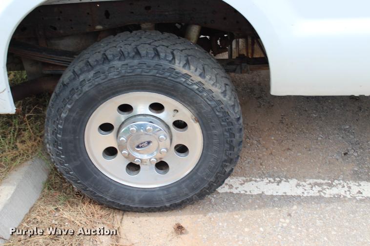 image for item L3215 2005 Ford F250 Super Duty XL SuperCab pickup truck