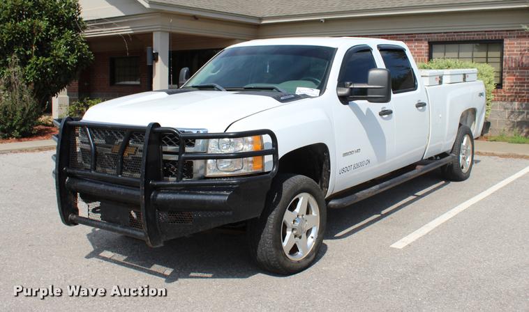 image for item L3221 2013 Chevrolet Silverado 3500HD Crew Cab pickup truck
