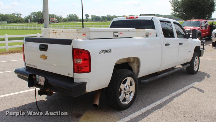 image for item L3221 2013 Chevrolet Silverado 3500HD Crew Cab pickup truck