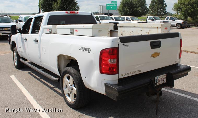 image for item L3221 2013 Chevrolet Silverado 3500HD Crew Cab pickup truck