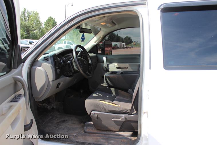 image for item L3221 2013 Chevrolet Silverado 3500HD Crew Cab pickup truck