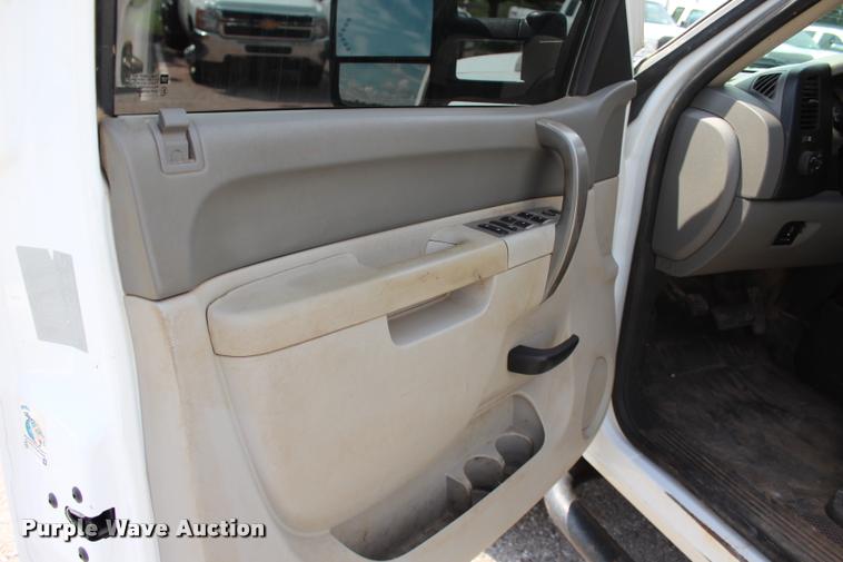 image for item L3221 2013 Chevrolet Silverado 3500HD Crew Cab pickup truck